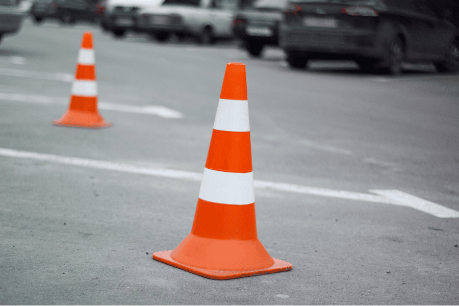 parking stubići čuvaju parking mesto<h2 dir=ltr<strongParking stubići &ndash; jasno razgraničenje prostora</strong</h2<p dir=ltr<a href=https://resenjemdovas.com/catalog/parking-stubici-46Parking stubići</a predstavljaju jednostavno i efikasno re&scaron;enje za obeležavanje i za&scaron;titu parking mesta. Njihova uloga je da fizički spreče prolazak ili parkiranje vozila tamo gde to nije dozvoljeno. Jednom postavljeni, jasno defini&scaron;u granice i ne ostavljaju prostor za kompromis.&nbsp;<p dir=ltrU praksi se najče&scaron;će koriste na <em<strongpe&scaron;ačkim zonama, prilazima objekata, javnim povr&scaron;inama</strong</em i mestima gde je bezbednost važnija od fleksibilnosti. Njihova prednost je pouzdanost i minimalno održavanje, dok je mana nemogućnost prilagođavanja u slučaju promene namene prostora.<h2 dir=ltr<strongParking barijere &ndash; kontrola pristupa uz veću funkcionalnost</strong</h2<p dir=ltrZa razliku od stubića, parking barijere zauzimaju vi&scaron;e prostora, ali nude &scaron;iri spektar mogućnosti. Najče&scaron;će se koriste kao pojedinačne barijere za jedno parking mesto ili kao rampaste barijere na ulazima u parking zone.<p dir=ltrU praksi, parking barijere su posebno korisne tamo gde je potrebno jasno vidljivo i fizički snažno re&scaron;enje. One se često viđaju na privatnim parking mestima ispred zgrada, poslovnih objekata i garaža. Njihova prednost je stabilnost i jasna poruka da je prostor rezervisan, dok je mana ne&scaron;to složenija montaža i veća uočljivost u prostoru.<h2 dir=ltr<strongGde se razlika najvi&scaron;e vidi u svakodnevnoj upotrebi?</strong</h2<p dir=ltrRazlika između parking stubića i barijera postaje najvidljivija u realnim situacijama. <strongStubići su diskretniji i bolje se uklapaju u ambijent, naročito u stambenim zonama i dvori&scaron;tim</stronga. Barijere, s druge strane, nude vi&scaron;i nivo fizičke prepreke i če&scaron;će se biraju tamo gde je potreban izraženiji stepen za&scaron;tite parking mesta.<p dir=ltrPogre&scaron;an izbor često dovodi do nezadovoljstva &ndash; ili zbog prevelikog ograničenja kretanja, ili zbog nedovoljne za&scaron;tite prostora od neovla&scaron;ćenog parkiranja.<p dir=ltrMožda će vas zanimati i <a href=https://macvapress.rs/blog/na-sta-je-sve-vazno-obratiti-paznju-kada-se-biraju-garazna-vrata.htmlna &scaron;ta obratiti pažnju pri biranju garažnih vrata?</a<h2 dir=ltr<strongEstetika i uklapanje u prostor</strong</h2<p dir=ltrVizuelni utisak parking re&scaron;enja često se potcenjuje, ali ima veliku ulogu, posebno u urbanim i stambenim sredinama. Parking stubići mogu biti gotovo neprimetni, dok su parking barijere masivnije i vizuelno dominantnije, pa je važno da se pažljivo uklapaju u postojeći ambijent.<p dir=ltrU modernim kompleksima i uređenim dvori&scaron;tima, diskretnost stubića često ima prednost, dok barijere vi&scaron;e odgovaraju funkcionalnim i poslovnim prostorima.<h2 dir=ltr<strongKako izabrati pravo re&scaron;enje?</strong</h2<p dir=ltrIzbor između parking stubića i parking barijera zavisi od načina kori&scaron;ćenja prostora. <strongAko je cilj jednostavno razgraničenje i diskretna za&scaron;tita parking mesta, stubići su praktično re&scaron;enje</strong. Ukoliko je potrebna snažnija i vidljivija prepreka, parking barijere nude veću sigurnost.<p dir=ltrU praksi, najbolje re&scaron;enje je ono koje se uklapa u svakodnevne navike korisnika i specifične zahteve prostora. Kada se uzmu u obzir bezbednost, funkcionalnost i estetika, i parking stubići i barijere mogu postati pametno re&scaron;enje za efikasnu organizaciju parking prostora.<p<br<p<br