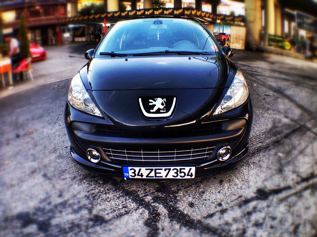 automobil na parkingu