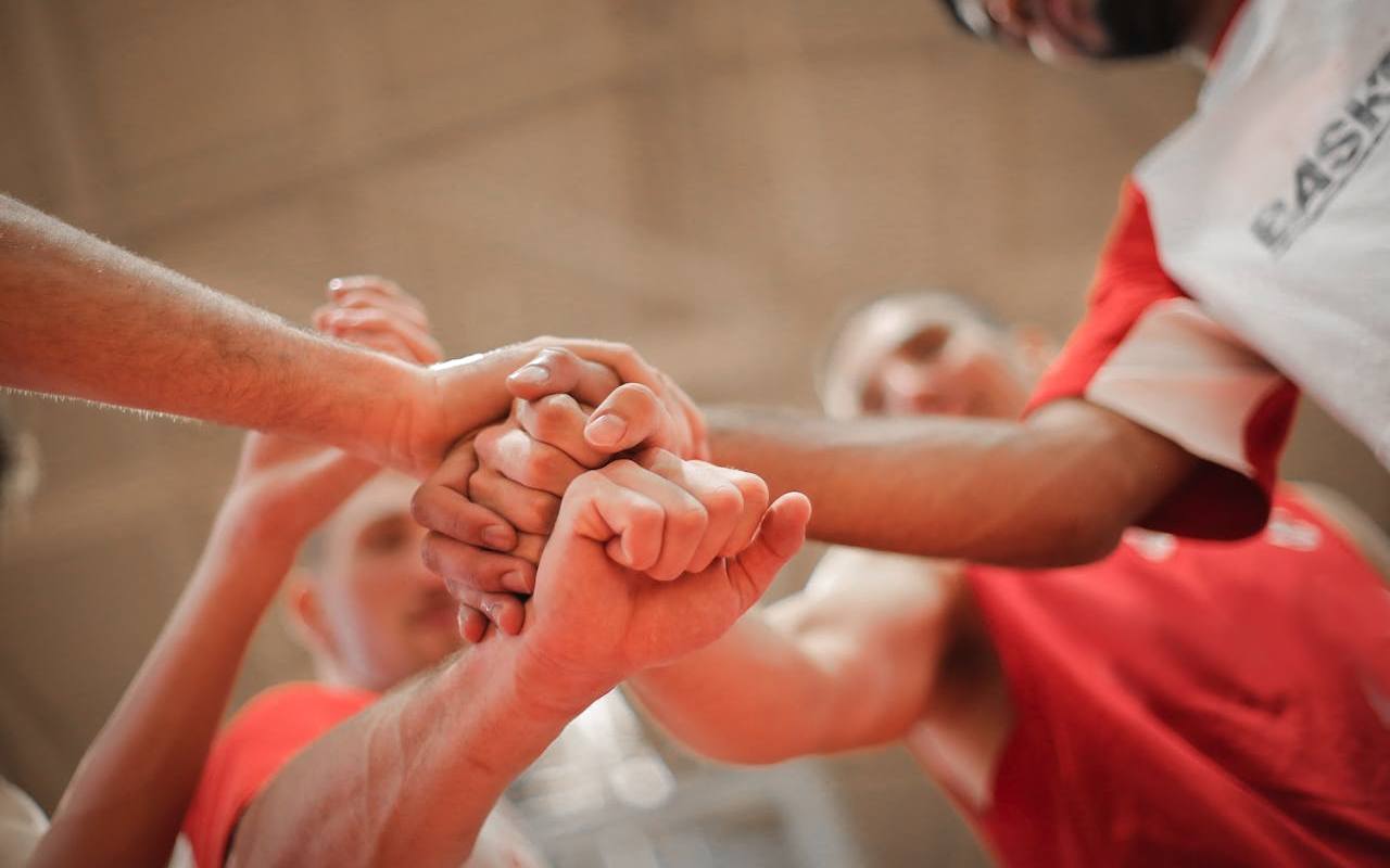  Košarkaški tim sa pesnicama jedne preko druge<p dir=ltrRazvijanje sportske kulture u malim mestima ima ključnu ulogu u stvaranju zdravijeg i povezanijeg društva. Sport nije samo fizička aktivnost, već i alat za socijalizaciju, razvoj zajednice i jačanje vrednosti poput timskog duha, discipline i istrajnosti. Iako se često smatra da veći gradovi imaju prednost u pogledu sportskih resursa, manja mesta imaju potencijal da stvore jedinstvene i efikasne sportske programe prilagođene njihovim specifičnim potrebama i mogućnostima.<p dir=ltrUkoliko vas zanima kako se može razviti sportska kultura u malim mestima, gde su resursi često ograničeni, a pristup sportskim sadržajima neadekvatan, nastavite da čitate.<h2 dir=ltrZnačaj sporta u lokalnoj zajednici</h2<p dir=ltrSport može igrati presudnu ulogu u razvoju lokalnih zajednica, posebno u malim mestima gde su mogućnosti za rekreaciju i zabavu često ograničene. Aktivnosti poput fudbala, košarke, odbojke i atletike pružaju mladima priliku za fizičku aktivnost, ali i za razvoj socijalnih veština. Pored toga, sport je sredstvo za jačanje zajedničkog identiteta, podsticanje volonterizma i zajedničkog rada na ciljevima od značaja za celu zajednicu.<p dir=ltr<a href=https://www.balkanbet.rs/balkan-bet-blog/borilacke-vestine-najpopularniji-borilacki-sportoviPopularni borilački sportovi</a, kao što su karate, džudo i boks, mogu biti odličan izbor za manje zajednice. Ovi sportovi ne zahtevaju velike terene ili infrastrukturu, a pružaju brojne benefite, od fizičke kondicije do razvijanja samodiscipline i samopouzdanja. Organizacija borilačkih škola i klubova može privući decu i mlade, ali i odrasle, zainteresovane za unapređenje fizičke spremnosti.<p dir=ltrPromocija ovakvih sportova može se vršiti kroz školske programe, ali i putem sportskih kampova i takmičenja, gde bi članovi lokalne zajednice mogli da se upoznaju s različitim borilačkim disciplinama. Takođe, popularnost borilačkih sportova na globalnom nivou može biti dodatna motivacija mladima da se aktiviraju.<p dir=ltrU malim mestima, zajednički sportski projekti mogu povezati različite generacije, dok stariji članovi zajednice služe kao mentori mlađima. Organizovanje sportskih događaja i takmičenja na lokalnom nivou takođe može doprineti oživljavanju društvenog života, što je od velikog značaja za zajednice koje se suočavaju s demografskim padom.<h2 dir=ltrInfrastruktura i resursi za razvoj sporta</h2<p dir=ltrJedan od najvećih izazova u malim mestima je nedostatak sportske infrastrukture. Ova mesta često nemaju dovoljno sportskih dvorana, terena i opreme, što može obeshrabriti mlade ljude da se aktivno bave sportom. Ključni korak ka razvoju sportske kulture u ovim sredinama je ulaganje u osnovnu sportsku infrastrukturu. Lokalne vlasti, zajedno sa privatnim sektorom i građanima, mogu organizovati inicijative za renoviranje i izgradnju sportskih terena i sala.<p dir=ltrPored toga, postoje i kreativna rešenja koja ne zahtevaju velike budžete. Organizacija sportskih aktivnosti na otvorenom, korišćenje školske infrastrukture van školskih časova, ili partnerstvo sa obližnjim mestima mogu značajno unaprediti sportski život u malim sredinama.<h2 dir=ltrPromocija raznovrsnih sportova</h2<p dir=ltrDa bi se sportska kultura razvila, potrebno je promovisati raznovrsne sportske aktivnosti koje mogu privući različite interesne grupe. U malim mestima, često se fokus stavlja na nekoliko dominantnih sportova, poput fudbala ili košarke, dok su druge discipline zapostavljene. Da bi se povećalo učešće u sportu, važno je omogućiti raznovrsnost sportskih aktivnosti, čime bi se obuhvatile različite starosne i interesne grupe.<h2 dir=ltrUloga škole i nastavnika</h2<p dir=ltrŠkole imaju ključnu ulogu u razvoju sportske kulture, posebno u malim mestima gde su one često centar društvenih aktivnosti. Nastavnici fizičkog vaspitanja mogu podstaći interesovanje za različite sportove, organizovati školska takmičenja i inicijative koje promovišu aktivan način života. Osim toga, saradnja između škola i lokalnih sportskih klubova može doprineti razvoju talentovanih sportista.<p dir=ltrŠkolski <a href=https://macvapress.rs/blog/sportske-vesti-kroz-istoriju-od-elite-do-sirokih-narodnih-masa.htmlsport</a ne bi trebalo da se završi nakon časova fizičkog vaspitanja. Nastavnici mogu organizovati dodatne aktivnosti posle škole, kao što su sportske sekcije ili treninzi, u kojima bi učestvovali učenici različitih uzrasta. Na taj način, deca bi imala više prilika da istraže različite sportove i pronađu ono što im odgovara.<p dir=ltr<img class=fr-dib fr-draggable fr-fil src=/login/images/decaci-lopta-fudbal-dvoriste---a0ac7de7d9441da73a05af44743368b5dbdf8dcc.jpg style=width: 805px; height: 504.757px; alt=Dva dečaka igraju fudbal<h2 dir=ltrUloga roditelja i lokalne zajednice</h2<p dir=ltrRoditelji imaju veliki uticaj na to da li će deca razviti ljubav prema sportu. U malim mestima, gde su zajednice često blisko povezane, uloga roditelja je još izraženija. Organizacija porodičnih sportskih dana, zajedničkih aktivnosti i takmičenja može podstaći roditelje i decu da zajedno učestvuju u sportu.<p dir=ltrPored toga, roditelji i stariji članovi zajednice mogu se uključiti u volonterske programe, podržavajući lokalne sportske klubove i inicijative. Volonterski rad može pomoći u organizaciji sportskih događaja, prikupljanju sredstava za infrastrukturu, ali i u <a href=https://www.b92.net/sport/svet-sporta/aktuelno/15238/zasto-deca-oko-15-godine-masovno-napustaju-sport/vestmotivisanju mladih da se uključe u sport</a.<h2 dir=ltrStvaranje prilika za lokalne talente</h2<p dir=ltrIdentifikacija i razvoj lokalnih sportskih talenata ključni su za dugoročan uspeh sportske kulture u malim mestima. Organizacija sportskih kampova, škola i takmičenja pruža mogućnosti mladima da se istaknu, dok saradnja sa većim sportskim centrima i trenerima može pomoći u njihovom daljem razvoju.<p dir=ltrMala mesta često imaju ograničene resurse za razvoj sportista na visokom nivou, ali uz odgovarajuću podršku i organizaciju, talentovani mladi sportisti mogu napredovati i ostvariti značajne rezultate. Osnivanje lokalnih sportskih stipendija ili fondova za podršku talentovanih sportista može dodatno motivisati decu i mlade da se posvete sportu.<h2 dir=ltrMedijska promocija i digitalne inicijative</h2<p dir=ltrSavremeni svet pruža mnoge mogućnosti za promociju sporta putem digitalnih medija. Mala mesta mogu koristiti društvene mreže, lokalne portale i blogove za promociju sportskih događaja i aktivnosti. Organizacija virtuelnih izazova, kao što su trke ili fitnes izazovi, može privući pažnju i podstaći širu zajednicu na učešće.<p dir=ltrTakođe, medijska promocija uspeha lokalnih sportista može inspirisati mlade da se uključe u sport. Redovno izveštavanje o sportskim takmičenjima, postignućima i događajima može doprineti jačanju lokalnog sportskog identiteta i podsticati buduće generacije da slede primer svojih prethodnika.<pRazvijanje sportske kulture u malim mestima zahteva zajednički trud svih članova zajednice – od lokalnih vlasti i škola, do roditelja, volontera i samih sportista. Ključ uspeha leži u stvaranju pristupačne i raznovrsne sportske ponude koja će privući ljude svih uzrasta i interesa. Iako su izazovi veliki, uz pravilnu organizaciju i podršku, mala mesta mogu postati centri sportskog razvoja i oživeti zajednicu kroz aktivan i <a href=https://macvapress.rs/blogovi/zdravlje/1.htmlzdrav način života</a.